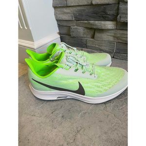 NWOB Nike Air Zoom Pegasus 36 Flyease
Mens Size 9.5 shoe
